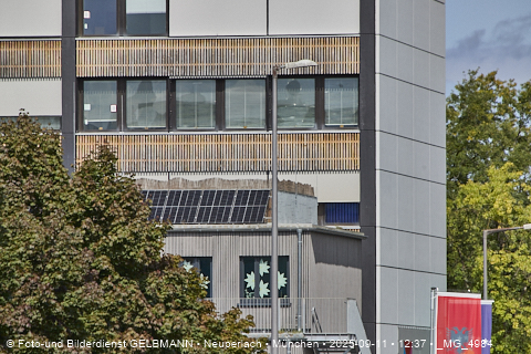 Achitektur_im_Plettzentrum_die Holzverkleidung_an_der_Fassade__MG_4984.jpg